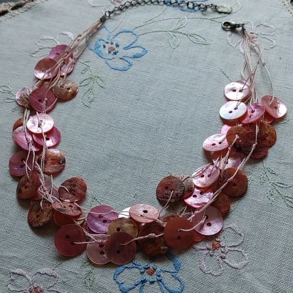♦️3 for $15 Pink button shell necklace - Picture 7 of 9